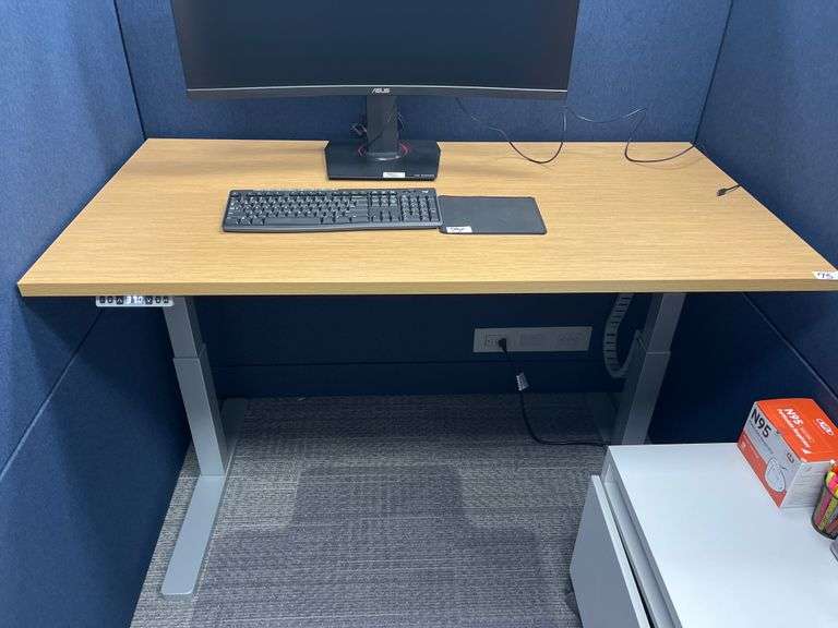 ADJUSTABLE HEIGHT ELECTRONIC STANDING DESK KDZT006 WITH POWER STRIP MOUNTED UNDERNEATH, DIGITAL HEIGHT DISPLAY, 3-PROGRAMMABLE SETTINGS STROKE: 663mm 58"x28" HEIGHT 22.5"MIN - 48.5"MAX H