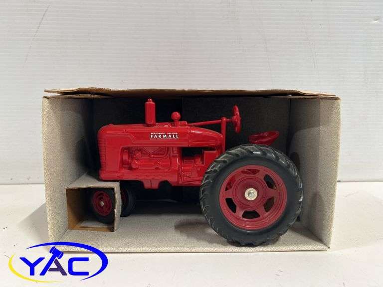 McCormick Deering Farmall Case IH - 1:16 Scale