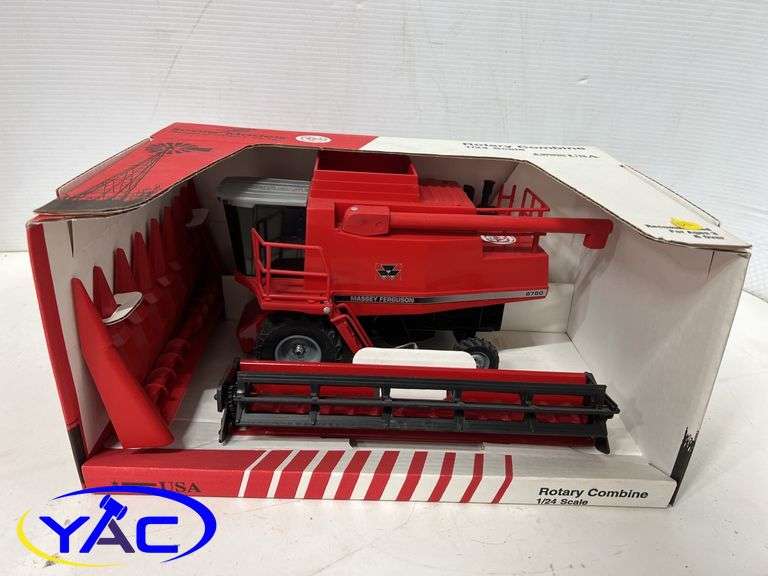 Massey Ferguson 8870 Combine with Grain & Corn Header - 1:24 Scale
