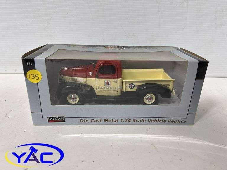 1941 Plymount International Farmall Logo Pickup Truck - 1:24 Scale