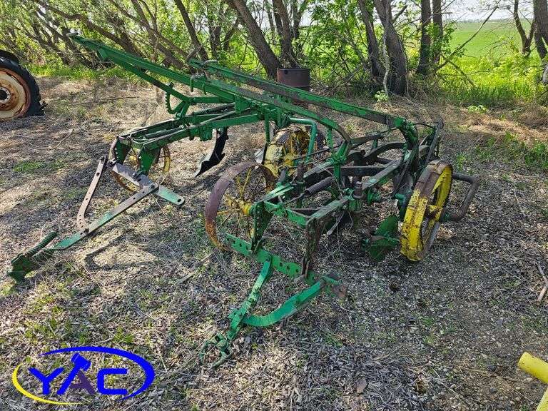 JOHN DEERE 2 BOTTOM PLOW