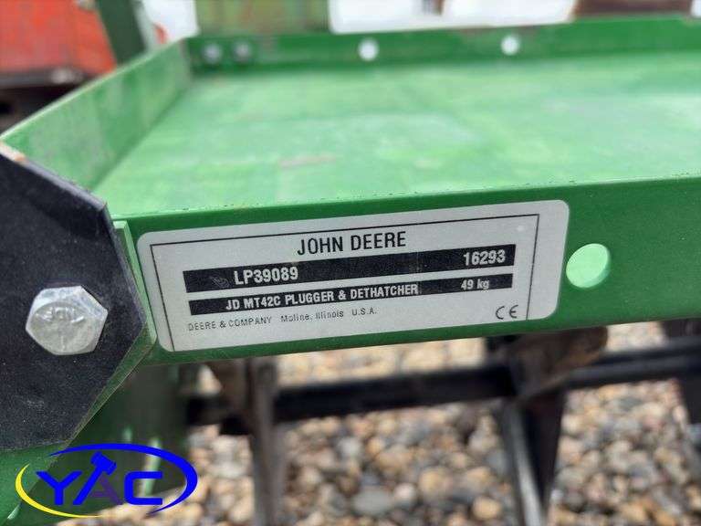 PULL-TYPE JOHN DEERE AERATOR - 42"
