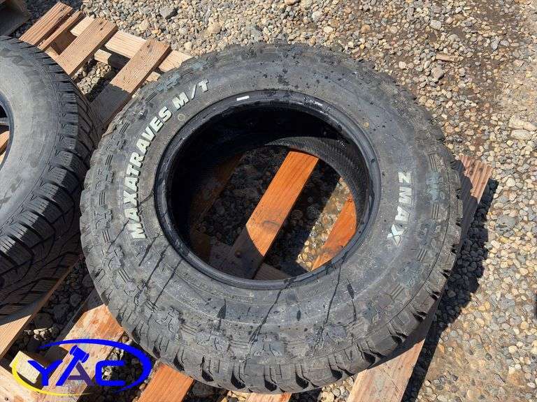 275/70R17 Tire