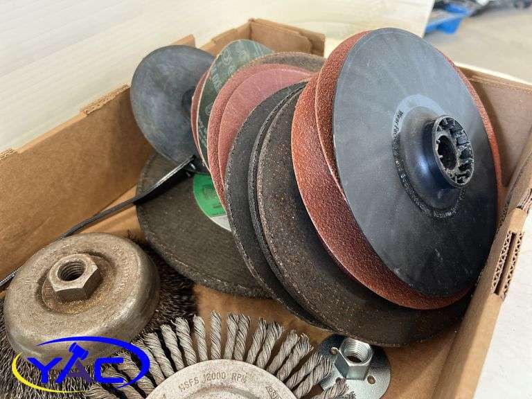 Makita 7" Angle Grinder/ Discs