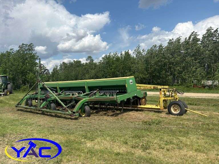JOHN DEERE 9450 30' HOE DRILL W/ BERGEN TRANSPORT