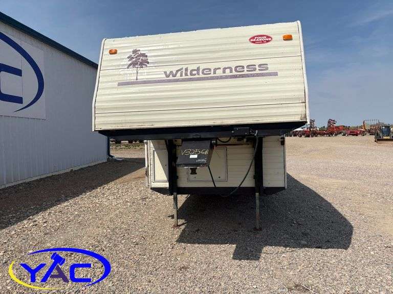 1993  FLEETWOOD ENTERPRISES (WILDNERNESS) FIFTH WHEEL CAMPER