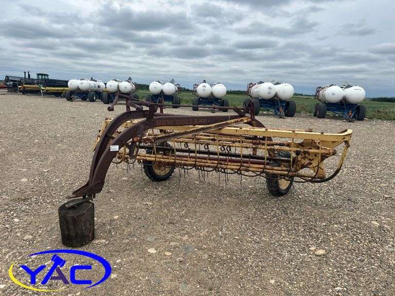 NEW HOLLAND SIDE DELIVERY RAKE