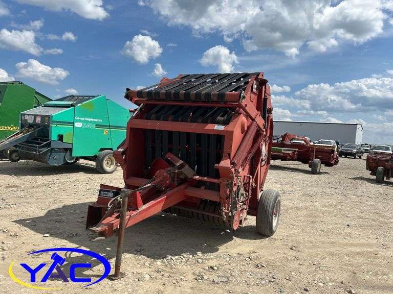 CASE INTERNATIONAL 8440 ROUND BALER