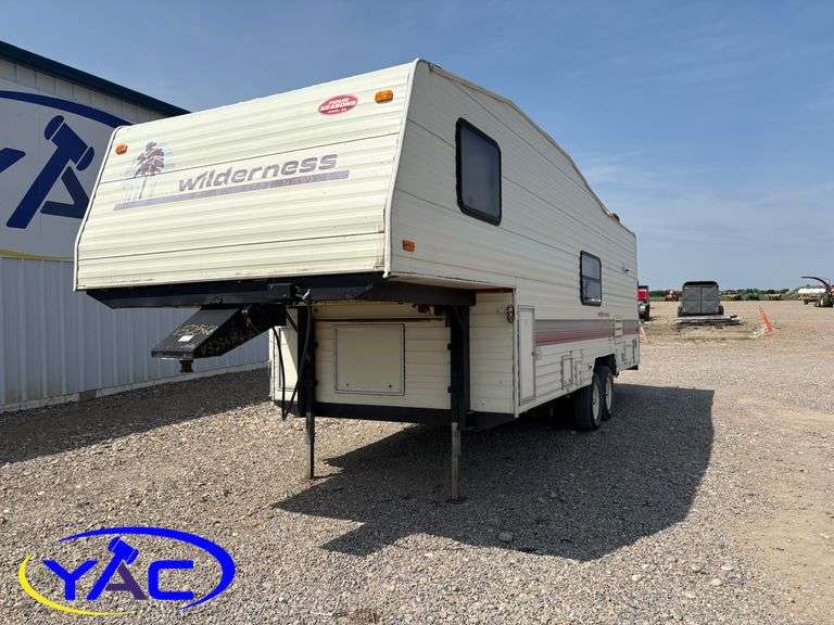 1993  FLEETWOOD ENTERPRISES (WILDNERNESS) FIFTH WHEEL CAMPER