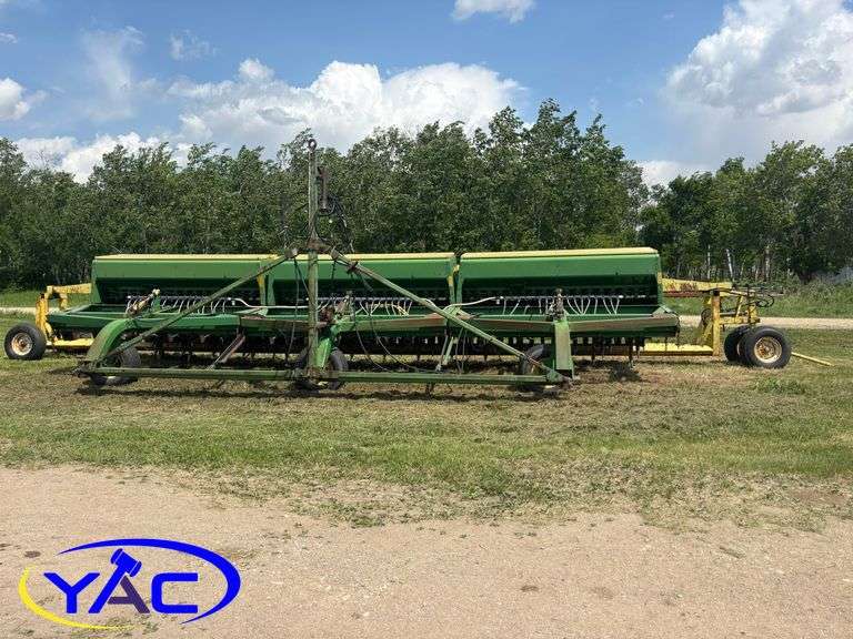JOHN DEERE 9450 30' HOE DRILL W/ BERGEN TRANSPORT