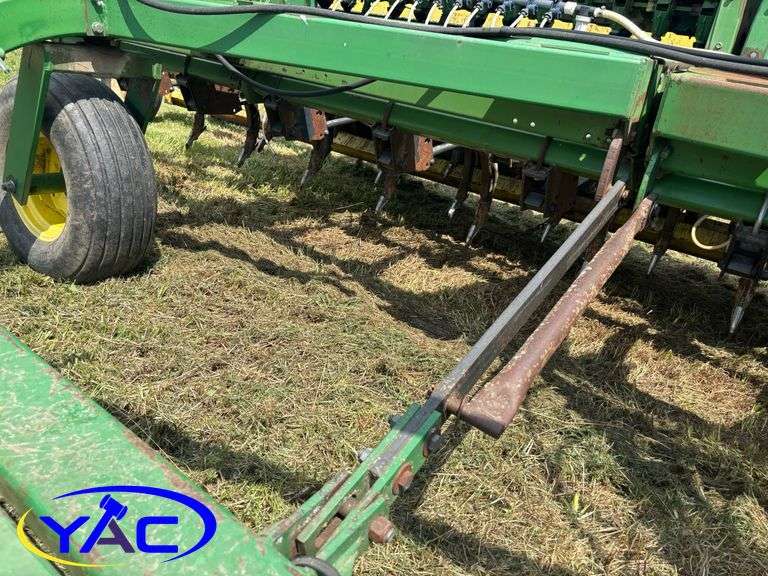 JOHN DEERE 9450 30' HOE DRILL W/ BERGEN TRANSPORT