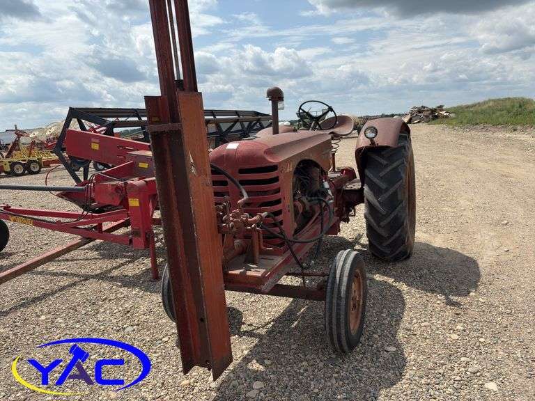 1947 MASSEY HARRIS 44  W/ SHAVER POST POUNDER