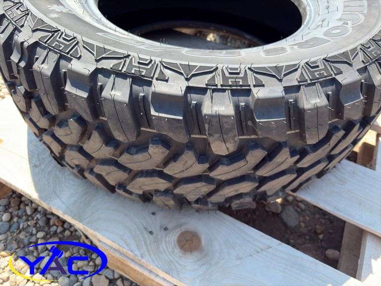 275/70R17 Tire