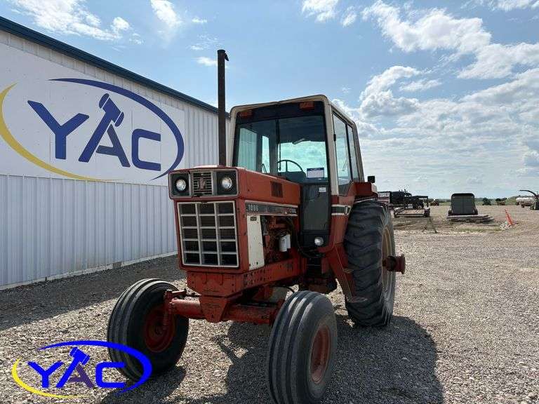 CASE IH 1086 TRACTOR
