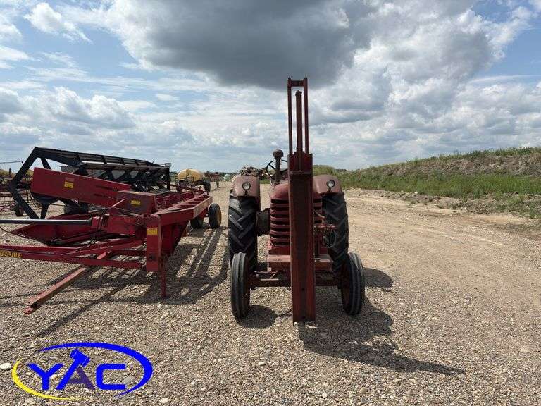 1947 MASSEY HARRIS 44  W/ SHAVER POST POUNDER