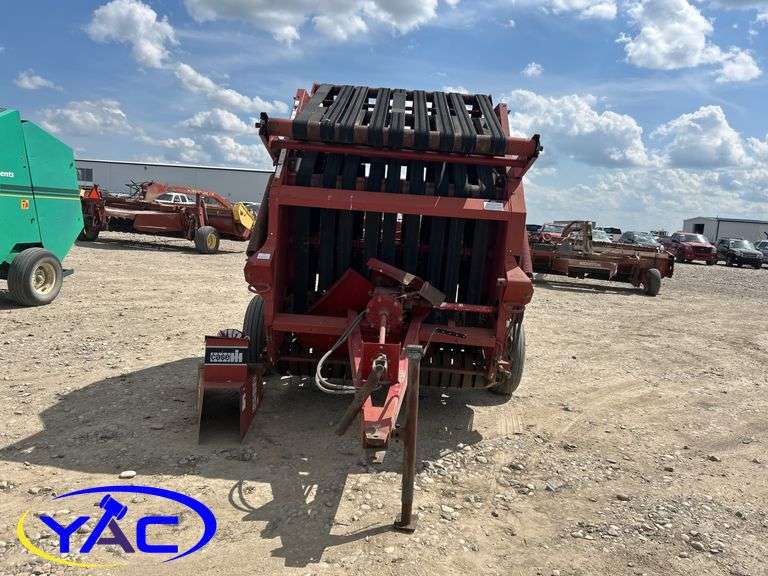 CASE INTERNATIONAL 8440 ROUND BALER