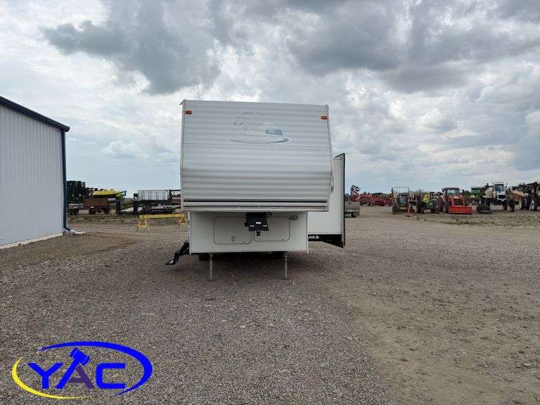 2004  COACHMEN  SHASTA FIFTH WHEEL CAMPER