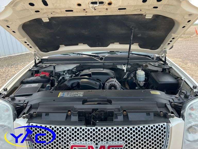 2011  GMC  YUKON DENALI 4WD