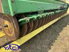 JOHN DEERE 9450 30' HOE DRILL W/ BERGEN TRANSPORT