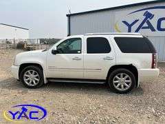 2011  GMC  YUKON DENALI 4WD