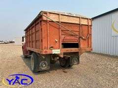 1974 FORD SINGLE AXLE GRAIN TRUCK