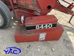 CASE INTERNATIONAL 8440 ROUND BALER