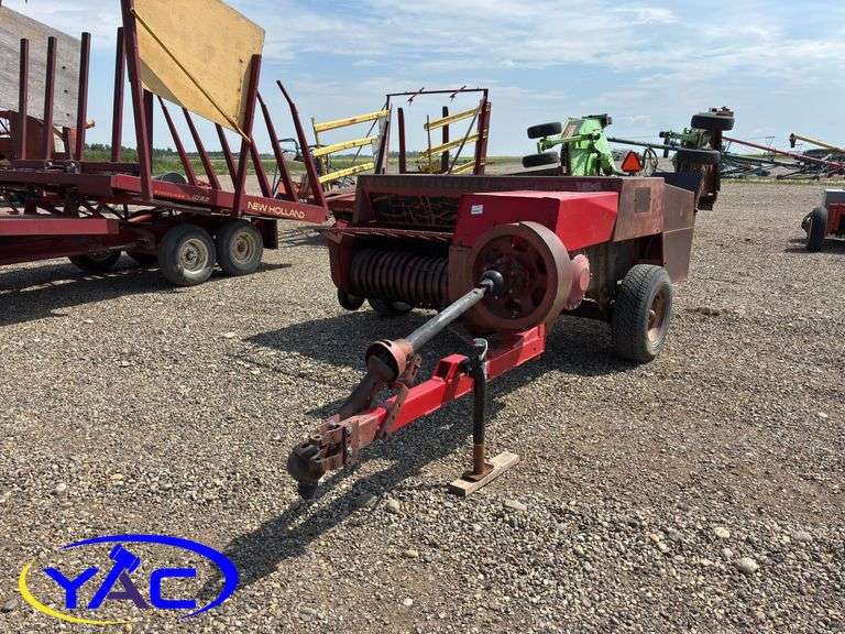 MASSEY FERGUSON 124 SQAURE BALER