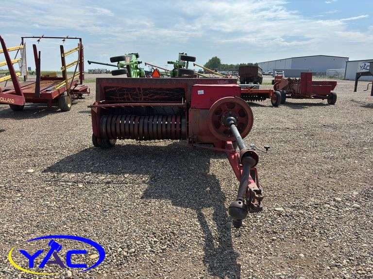 MASSEY FERGUSON 124 SQAURE BALER