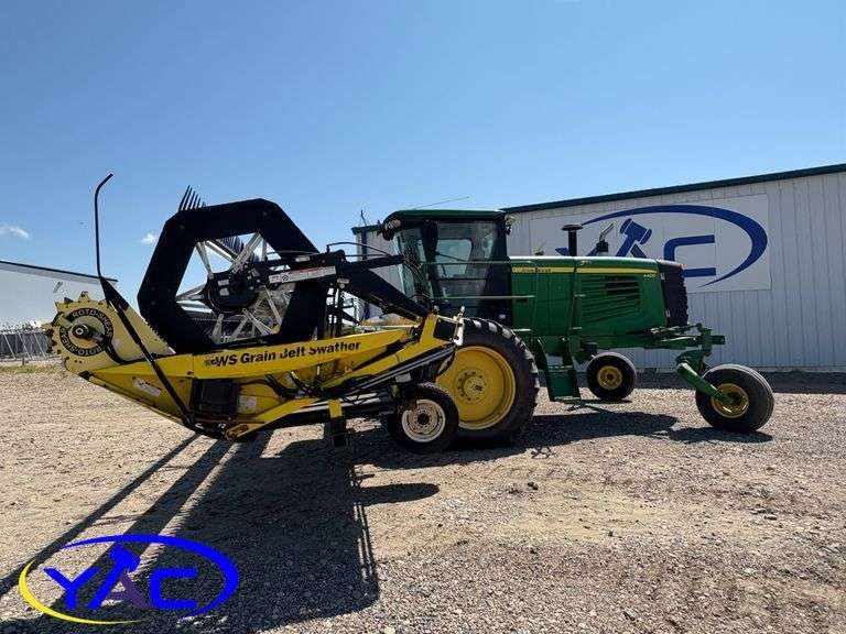 JOHN DEERE A400 SELF-PROPELLED SWATHER W/ 30' HONEY BEE HEADER
