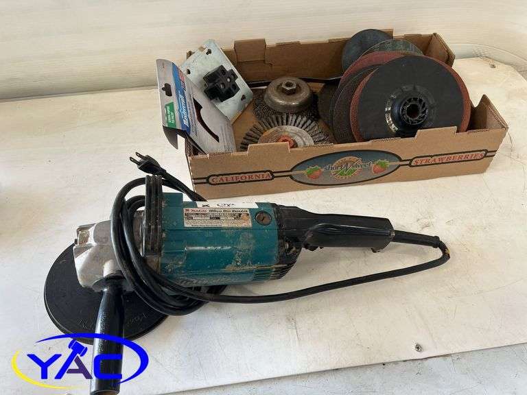 Makita 7" Angle Grinder/ Discs