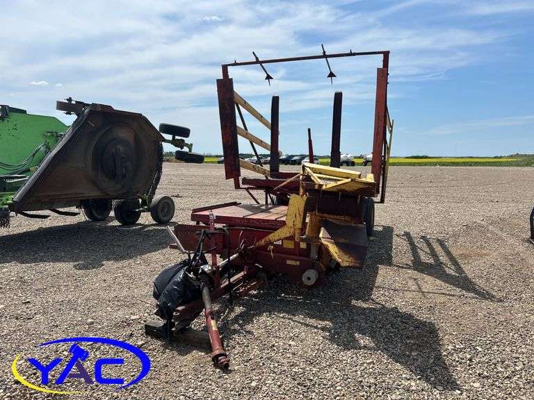 NEW HOLLAND SQUARE BALE PICKER