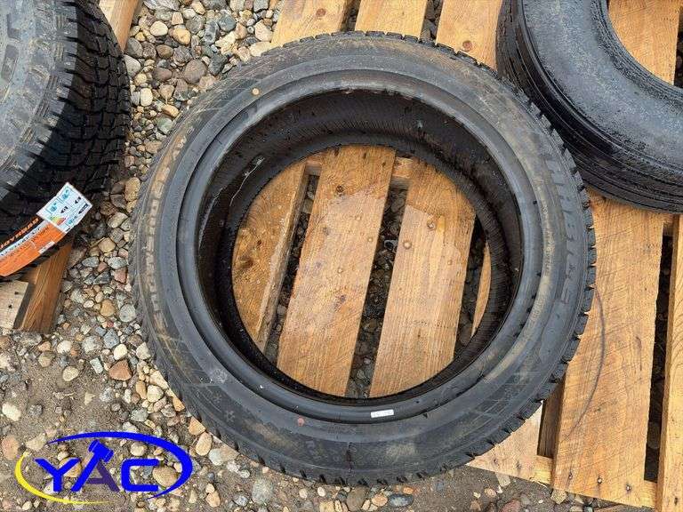 275/45R20 Tire