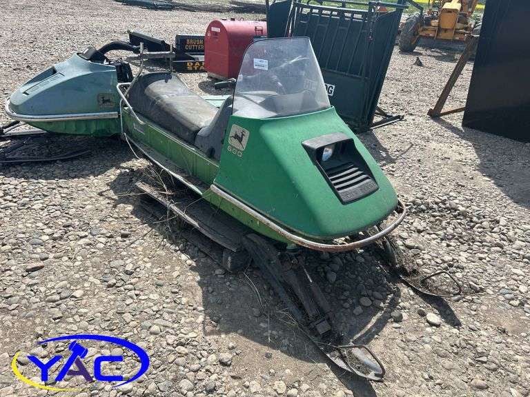JOHN DEERE 600 SNOWMOBILE - NOT RUNNING