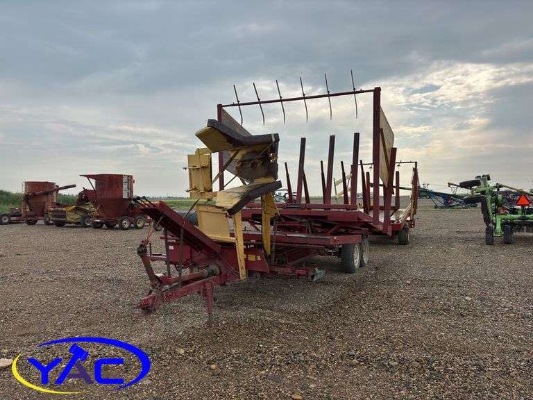 NEW HOLLAND 1033 BALE STACKER