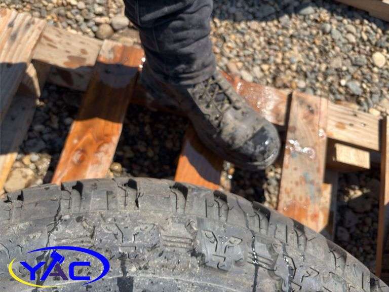 275/70R17 Tire