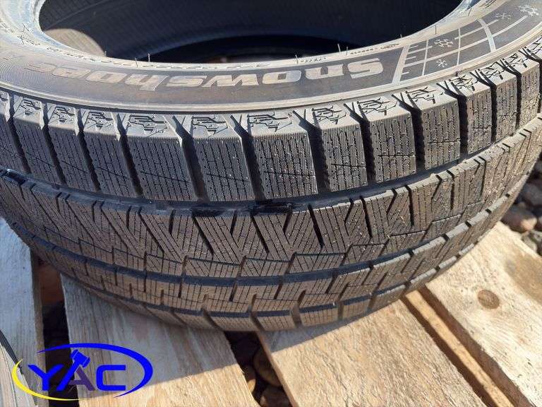 275/45R20 Tire