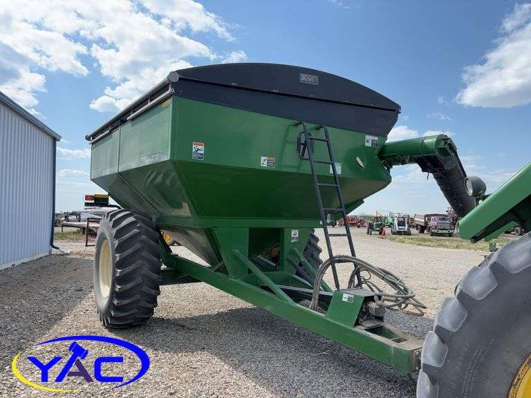 BRENT 620 BU GRAIN CART W/ HOPPER EXTENSIONS
