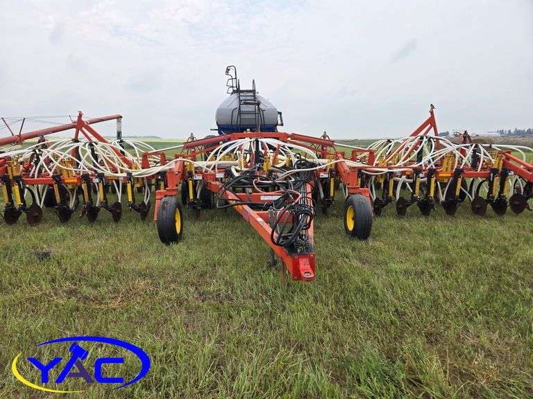 BOURGAULT 8810 /SC 430 NEW HOLLAND CART