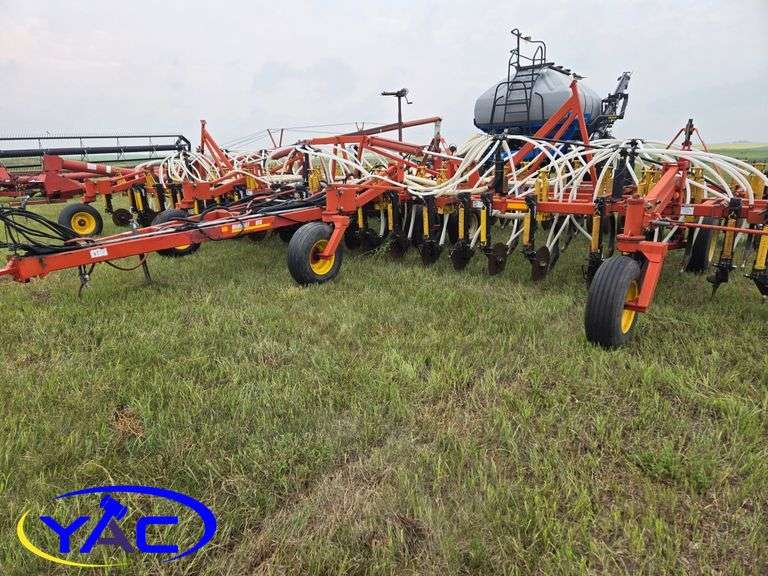 BOURGAULT 8810 /SC 430 NEW HOLLAND CART