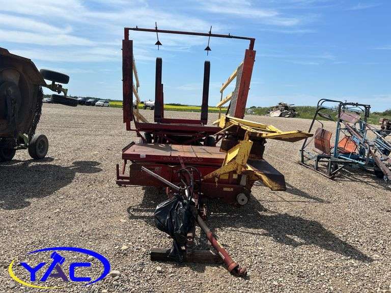 NEW HOLLAND SQUARE BALE PICKER