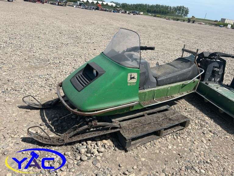 JOHN DEERE 600 SNOWMOBILE - NOT RUNNING