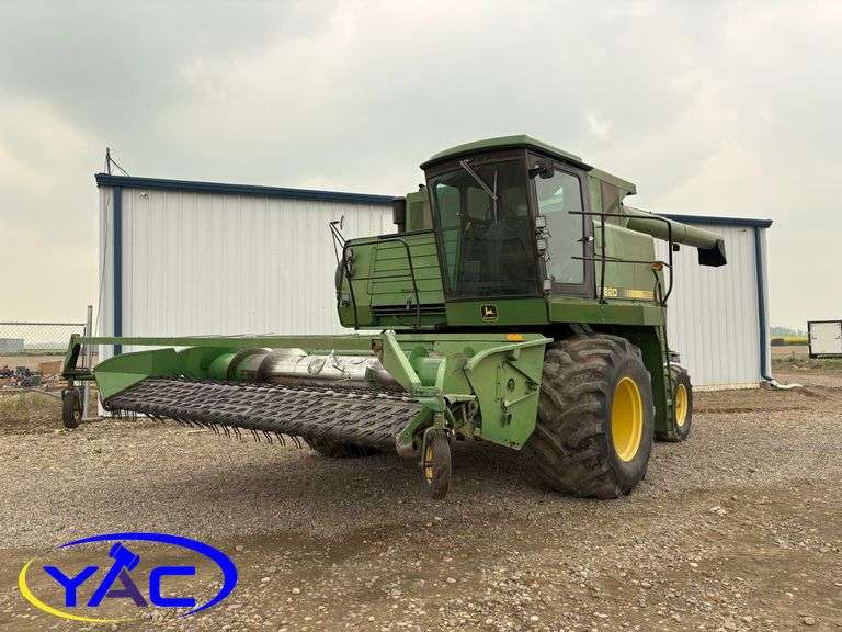 1984 JOHN DEERE 8820 TITAN II SELF-PROPELLED COMBINE W/ PICK UP HEADER