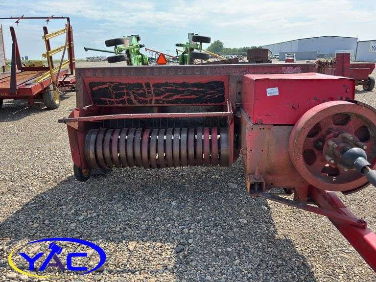 MASSEY FERGUSON 124 SQAURE BALER