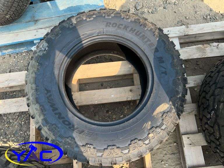 275/70R17 Tire