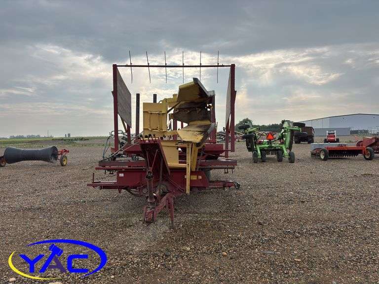 NEW HOLLAND 1033 BALE STACKER