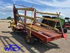 NEW HOLLAND SQUARE BALE PICKER