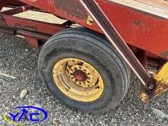 NEW HOLLAND SQUARE BALE PICKER