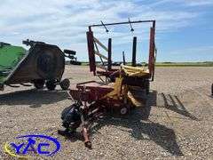 NEW HOLLAND SQUARE BALE PICKER