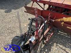 NEW HOLLAND SQUARE BALE PICKER