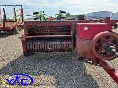 MASSEY FERGUSON 124 SQAURE BALER